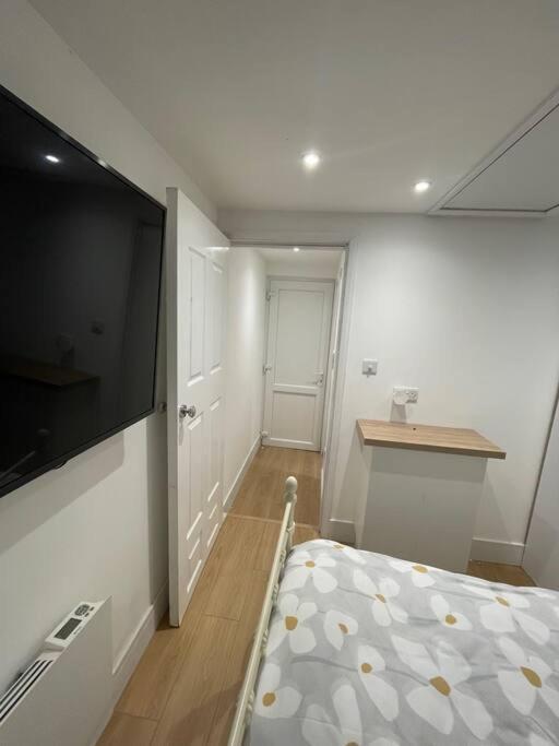 1 Bedroom Guest Suite Near City Centre. กลอสเตอร์ ภายนอก รูปภาพ