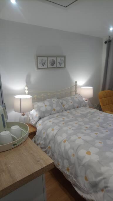 1 Bedroom Guest Suite Near City Centre. กลอสเตอร์ ภายนอก รูปภาพ